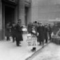 Un niño vende el periódico con la noticia del hundimiento del Titanic a la mañana siguiente. Fotografía original por Hulton-Deutsch Collection.